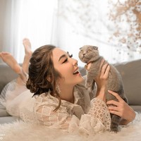 Giliran Gisel dipotret bersama kucing kesayangannya. (Foto: Foto: Instagram/@riomotret)