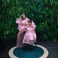 Tak cuma di dalam, pemotretan juga dilakukan di area kolam renang. Dengan latar vertical garden, Gisel dan putrinya memesona dalam balutan gaun berwarna pink. (Foto: YouTube/RIOMOTRET)