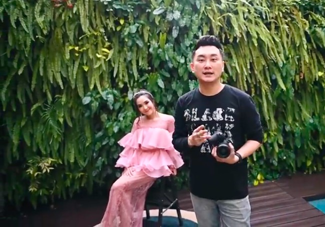 Setelah Melaney Ricardo dan Nia Ramadhani, giliran Gisel yang menjadi model RioMotret untuk pemotretan semasa pandemi. Alih-alih di studio, ia difoto di rumahnya sendiri. (Foto: YouTube/RIOMOTRET)