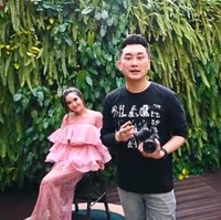 Setelah Melaney Ricardo dan Nia Ramadhani, giliran Gisel yang menjadi model RioMotret untuk pemotretan semasa pandemi. Alih-alih di studio, ia difoto di rumahnya sendiri. (Foto: YouTube/RIOMOTRET)