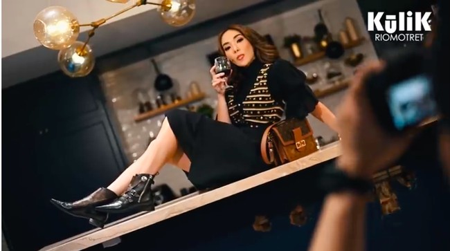 Dapur menjadi salah satu spot pemotretan. Ia beraksi dalam balutan busana dan aksesori keluaran Louis Vuitton from head to toe. (Foto: YouTube/RIOMOTRET)