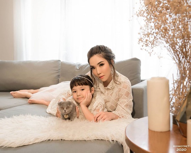 Putri Gisel, juga tak mau ketinggalan. Mereka kompak dalam balutan busana lace off-white yang romantis. (Foto: Foto: Instagram/@riomotret)