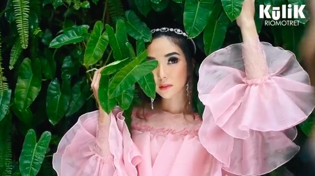 Menurut Christio Tanada, stylist untuk pemotretan tersebut, harga semua outfit yang dipakai Gisel bisa mencapai miliaran rupiah. Kalau ditotal pemotretan hari ini, berapa duit? tanya Rio di video behind the scene pemotretan tersebut yang tayang di YouTube. Totalnya mencapai Rp 2 miliar, ujar Tio. (Foto: YouTube/RIOMOTRET)