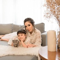 Putri Gisel, juga tak mau ketinggalan. Mereka kompak dalam balutan busana lace off-white yang romantis. (Foto: Foto: Instagram/@riomotret)