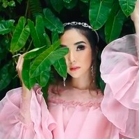 Menurut Christio Tanada, stylist untuk pemotretan tersebut, harga semua outfit yang dipakai Gisel bisa mencapai miliaran rupiah. Kalau ditotal pemotretan hari ini, berapa duit? tanya Rio di video behind the scene pemotretan tersebut yang tayang di YouTube. Totalnya mencapai Rp 2 miliar, ujar Tio. (Foto: YouTube/RIOMOTRET)