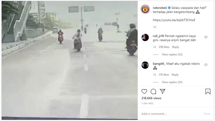Pengendara sepeda motor jatuh saat melewati jalanan bergelombang