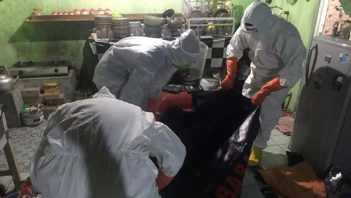 Petugas BPBD mengevakuasi orang meninggal di dalam kamar mandi rumah di Desa Kedungcino, Kecamatan Jepara, Jepara, Senin (21/9/2020).