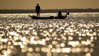 Kondisi wilayah yang berada di pesisir pantai membuat sejumlah penduduk di Alter do Chao mencari rezeki sebagai seorang nelayan.