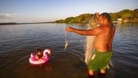 Geliat pariwisata yang menjajikan membuat penduduk di kawasan tersebut menambah pemasukan dengan membuka rumah makan yang menyajikan beragam makanan khas wilayah itu yang tak sedikit diantaranya merupakan makanan olahan hasil laut.