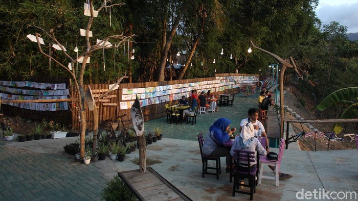 Tepi Sungai Oya, Bantul, jadi lokasi pameran lukisan anak-anak. Lukisan itu dipajang di salah satu sisi untuk menemani pengunjung menikmati pemandangan area itu