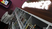Pengunjung wajib memakai masker saat belajar perbankan lewat buku-buku di Pojok Baca.