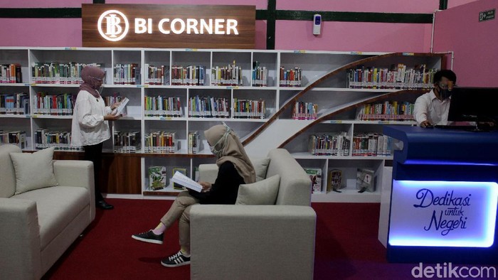 Pengunjung membaca buku di pojok baca yang diprakarsai oleh Bank Indonesia bekerja sama dengan Dinas Perpustakaan Kota Yogyakarta saat peluncuran fasilitas dan pelayanan di Perpustakaan Kota Yogyakarta Selatan (PEVITA), Yogyakarta, Senin (21/9/2020).