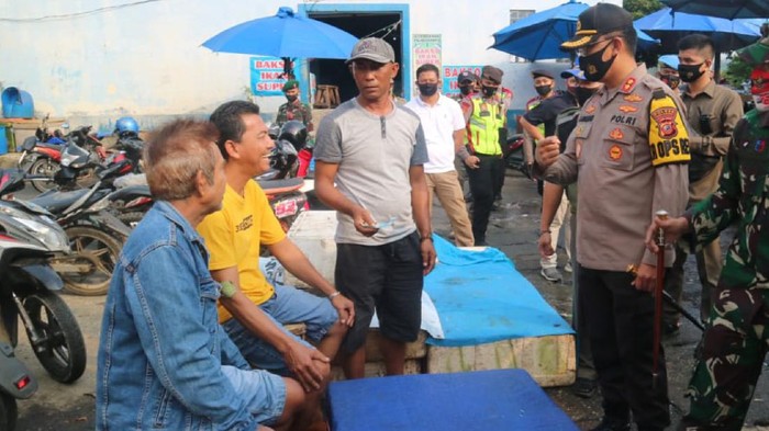 Polisi ingatkan warga soal protokol kesehatan.