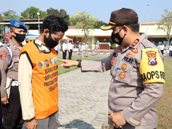 Polisi Mojokerto membentuk relawan penegak disiplin protokol kesehatan COVID-19. Sesuai namanya, puluhan relawan tersebut membantu pemerintah mendisiplinkan warga Bumi Majapahit dalam mematuhi protokol kesehatan.
