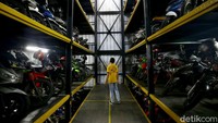 Tempat parkir ini menerapkan sistem teknologi yang disebut Compact Motor Storage atau sistem rak bersusun dengan lift barang sehingga bisa menyimpan lebih banyak motor di atas lahan sempit.