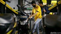 Lewat aplikasinya para pemilik juga bisa memberikan notifikasi pada petugas jika hendak mengambil. Tanpa perlu menunggu lama, mereka bisa mengirim pesan bahwa lima menit lagi akan segera sampai. Nantinya para petugas akan menurunkan motor dan menyiapkannya di pintu keluar.