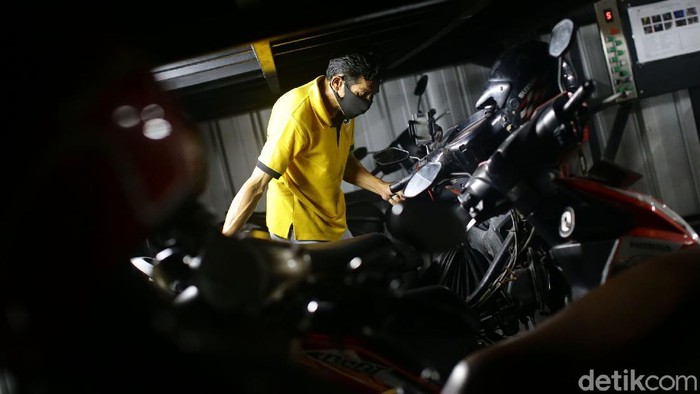 Minimnya lahan dimanfaatkan oleh jasa parkir dengan menciptakan sistem parkir bersusun. Sehingga lahan yang sempit di Kebon Kacang mampu menampung ratusan motor.
