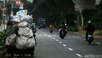 Mereka harus kerja keras mencari barang atau sampah yang bisa dijual untuk membiayai nafkah keluarga.
