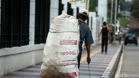 Para pemulung mengaku penghasilannya mereka menurun saat pandemi ini.  