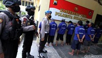 Dengan demikian, total ada 10 orang tersangka yang sudah ditangkap polisi. Ade Safri mengatakan masih ada lima orang dalam pencarian.