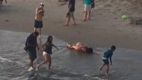 Saat orang-orang tidak peduli kalau influencer sedang mengambil gambar seksi di pantai. 