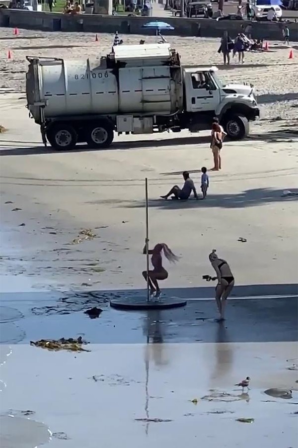 Demi sebuh konten, influencer rela membawa papan pole, high heels hingga truk sampah. Mau ngapain sih? (Bored Panda) Demi sebuh konten, influencer rela membawa papan pole, high heels hingga truk sampah. Mau ngapain sih? (Bored Panda)