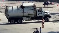Demi sebuh konten, influencer rela membawa papan pole, high heels hingga truk sampah. Mau ngapain sih? (Bored Panda)