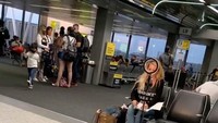 Bahkan di bandara seorang influencer harus siap sedia dengan peralatannnya. Total! 