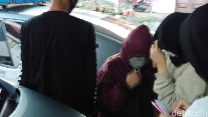 Pra rekonstruksi mahasiswi diperkosa bergilir oleh sejumlah pria di Makassar (Hermawan-detikcom).