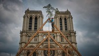 Seorang pekerja menyelesaikan rekonstruksi Katedral Notre-Dame yang hancur akibat kebakaran tahun 2019 di Paris, Prancis.  