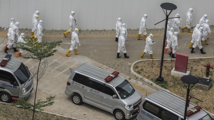 Tenaga medis beraktivitas di halaman tower lima Rumah Sakit Darurat Penanganan COVID-19 Wisma Atlet Kemayoran, di Jakarta, Jumat (11/9/2020). Satuan Tugas Percepatan Penanganan COVID-19 berencana membuka  Tower lima yang berkapasitas 886 kamar atau sekitar 1.772 tempat tidur untuk pasien positif COVID-19 tanpa gejala guna melakukan isolasi mandiri. ANTARA FOTO/Ariella Annasya/gp/foc.