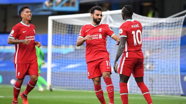 LONDON, ENGLAND - SEPTEMBER 20: Sadio Mane of Liverpool celebrates with teammate Mohamed Salah after scoring his team's second goal during the Premier League match between Chelsea and Liverpool at Stamford Bridge on September 20, 2020 in London, England. (Photo by Michael Regan/Getty Images)