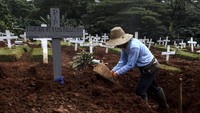 Mereka sehari-hari bertugas menyiapkan lubang makam bagi korban COVID-19 dengan protokol kesehatan yang ketat.