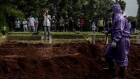 Dalam sehari mereka bisa menggali puluhan lubang, tergantung dari jumlah kematian hari itu.