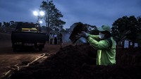 Salah satu penggali mengaku pernah menggali hingga 40 lubang sehari di Komplek Pemakaman COVID-19 Pondok Ranggon.