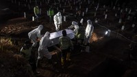 Tentu saja, rasa takut terpapar selalu ada. Kecemasan terbesar mereka adalah membawa virus itu ke lingkungan keluarga.