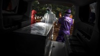 Ketakutan terbesar dari para penggali kubur ini bukan datang dari jenazah yang terpapar virus, tapi dari para ahli waris, kerabt dan teman yang mengantar jenazah. Karena jenazah yang telah dibawa ke pemakaman telah melewati protokol yang ketat termasuk terbungkus plastik secara rapih. Apabila ada kerusakan para petugas berhak menolak jenazah untuk dimakamka. Sementara para pengantar belum tentu mereka aman dari virus tersebut.