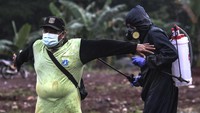 Saat tiba di rumah, sebelum berkumpul dengan dengan keluarga, mereka mandi dan seluruh perlengkapannya direndam cairan disinfektan.