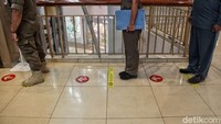 Area antrean pun dibuat berjaga jarak.