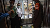 Bahkan di dalam lift pun menerapkan protokol kesehatan yang ketat.