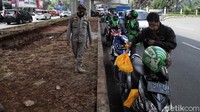 Selain itu petugas juga menertibkan kawasan PKL dan ojol yang mangkal di depan gedung mal. 