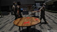 Protokol kesehatan yang diterapkan seperti, tidak boleh makan di tempat (take away) dan aturan 3 M.