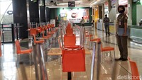 Perlu diketahui di masa PSBB ini, mal diperbolehkan buka dengan menerapkan aturan 50 persen pengunjung dan tidak boleh makan di tempat khususnya area food court dan restoran di dalam mal.