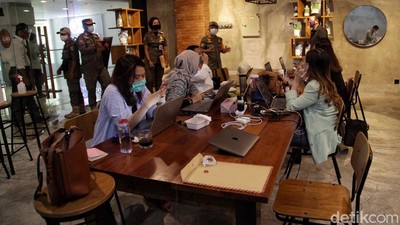 Satpol PP Sidak Protokol Kesehatan di Mal Kelapa Gading