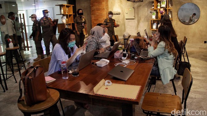 Satpol PP Sidak Protokol Kesehatan di Mal Kelapa Gading Satpol PP menggelar sidak di kawasan Mal Kelapa Gading, Jakarta Utara. Aktivitas tersebut dilakukan untuk memantau protokol kesehatan di dalam mal.