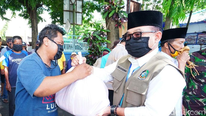 Sekda Banyuwangi Mujiono (54) dinyatakan sembuh dari COVID-19 dan kembali berdinas. Orang nomer satu di jajaran ASN Banyuwangi ini minta masyarakat mematuhi protokol kesehatan.