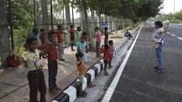 Veena Gupra dan suaminya mengatakan bahwa mengajar anak-anak membuat mereka merasa lebih dekat dengan cucu mereka, yang tinggal di luar negeri.  