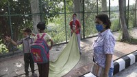 Di kelas jalanan itu, mereka menerima pelajaran gratis di bidang matematika, sains, bahasa Inggris, dan pendidikan jasmani, yang diajarkan oleh seorang mantan diplomat India dan istrinya.  