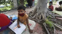 Veena mengatakan anak-anak itu tidak memiliki akses internet juga sarana untuk belajar.  