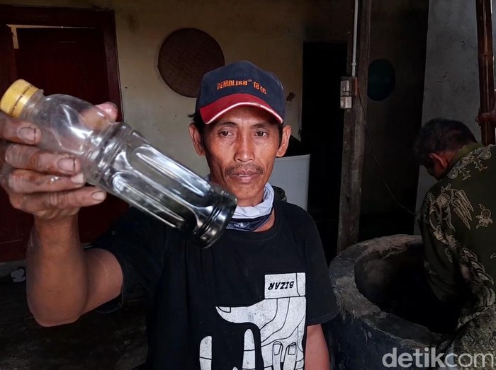 Sumur warga di Brebes keluarkan bensin, Senin (21/9/2020).